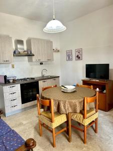 Kuchyňa alebo kuchynka v ubytovaní La casa dei bouganville Lo stagnone