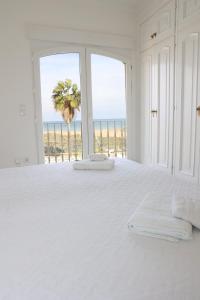 Giường trong phòng chung tại Chalet en la Playa con Piscina Privada - holaVivienda Inmobiliaria