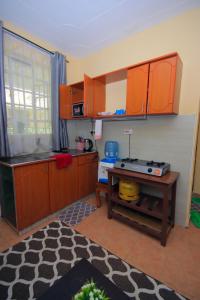 Η κουζίνα ή μικρή κουζίνα στο WINNIE'S BNBs Naivasha