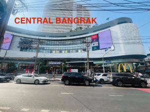 une rue de la ville avec des voitures garées devant un bâtiment dans l'établissement Bangrak house 200 meters near BTS SaphanTaksin in city, à Chinatown