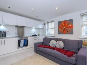 Kuchyň nebo kuchyňský kout v ubytování Pass the Keys Corner by the Canal - Leeds Central Duplex