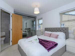 Postel nebo postele na pokoji v ubytování Pass the Keys Corner by the Canal - Leeds Central Duplex