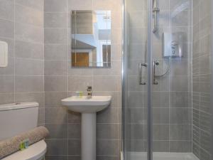 Koupelna v ubytování Pass the Keys Corner by the Canal - Leeds Central Duplex + 31 fotografií