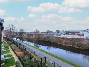 Výhled na řeku, která protéká v blízkosti prázdninového domu