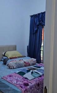 Postel nebo postele na pokoji v ubytování Villa Brastagi Gunung Mas Blok E no 5