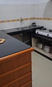 Kuchyň nebo kuchyňský kout v ubytování Villa Brastagi Gunung Mas Blok E no 5