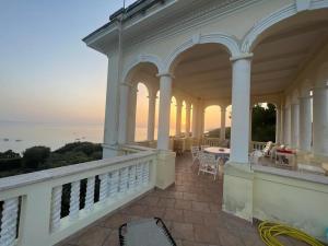 ein Balkon eines Hauses mit Blick auf das Meer in der Unterkunft Villa Giuseppina Miramare in San Menaio