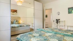 a bedroom with two beds and a mirror at Traumurlaub in Sicht! 77qm Familiendomizil in Münstertal