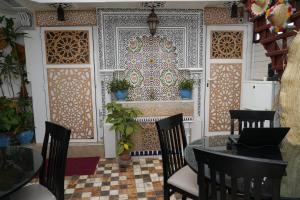 un ristorante con un muro con un motivo marocchino di Dar Essaki 1886 a Tangeri