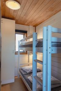 a bunk bed room with two bunk beds in a cabin at Cabin - Hütte - Hytte, Svendborg in Svendborg