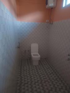 une salle de bain avec toilettes dans une pièce carrelée dans l'établissement Green Tara Homestay, à Dirang Dzong