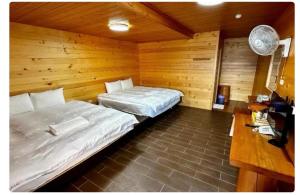 Postel nebo postele na pokoji v ubytování Dingdai Glass Villa