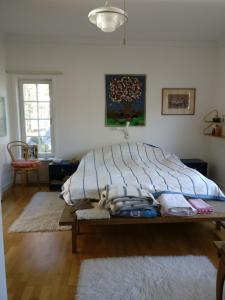 a bed sitting in a room with a table at Villa Markomby in Markomby