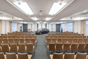 an empty room with a car in the middle at NH Hamburg Altona in Hamburg