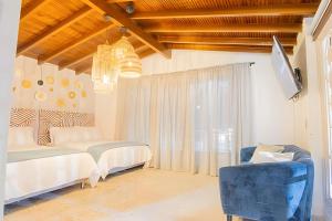 a bedroom with a bed and a blue chair at Chill-Out | Jacuzzi todo el año | Unicentro 5 minu in Medellín +75 photos