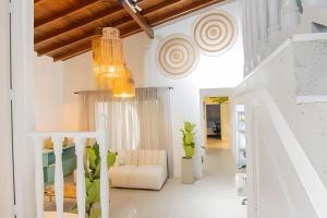 a living room with a couch and a chandelier at Chill-Out | Jacuzzi todo el año | Unicentro 5 minu in Medellín