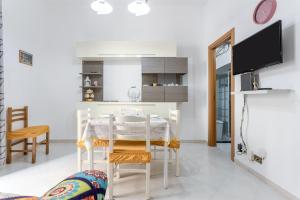 een keuken en eetkamer met een tafel en stoelen bij Casa Silvana in Palermo