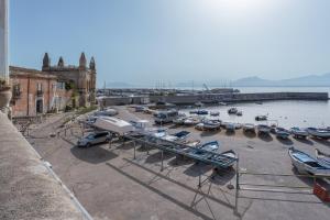 Er staan boten geparkeerd in een haven. bij Casa Silvana in Palermo