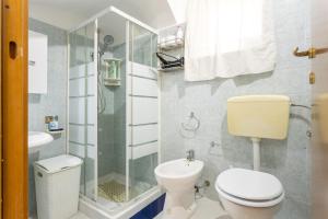 een badkamer met toilet, douche en wastafel bij Casa Silvana in Palermo +11 foto's