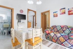 een woonkamer met een tafel en een bank bij Casa Silvana in Palermo