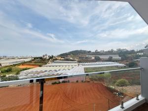 - une vue sur un champ depuis le balcon d'un bâtiment dans l'établissement Villa Healing Home Hồ Bơi Nước Nóng, à Trai Mat
