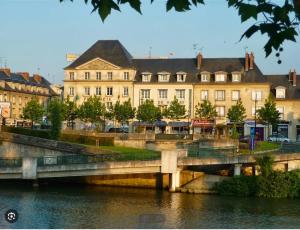 GrandfresnoyにあるLa Marceline - 15 minutes from Compiègneの建物前の川橋