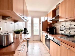 Köök või kööginurk majutusasutuses Elegant 2pcs Proche Bruxelles