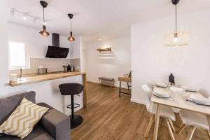 salon ze stołem i jadalnią w obiekcie Precioso apartamento en el centro de Nerja w mieście Nerja