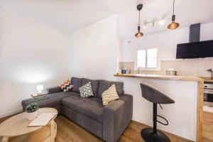 salon z kanapą i stołem w obiekcie Precioso apartamento en el centro de Nerja w mieście Nerja