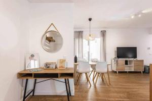 salon ze stołem, krzesłami i telewizorem w obiekcie Precioso apartamento en el centro de Nerja w mieście Nerja