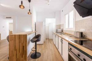 kuchnia z stołkiem w środku w obiekcie Precioso apartamento en el centro de Nerja w mieście Nerja +13 zdjęć