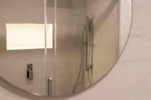 lustro odbijające prysznic w łazience w obiekcie Precioso apartamento en el centro de Nerja w mieście Nerja