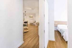 Łóżko lub łóżka w pokoju w obiekcie Precioso apartamento en el centro de Nerja