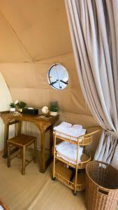 Ban Kai NoiPHULAYYA CHIANGMAI - Luxury Dome的配有桌子和窗帘的房间