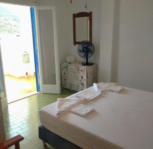Postel nebo postele na pokoji v ubytování Salty House at Vathi Sifnos
