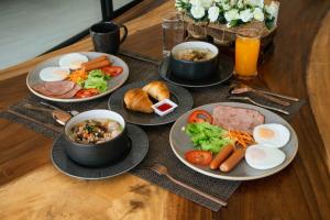 Ban Kai NoiPHULAYYA CHIANGMAI - Luxury Dome的桌上放有鸡蛋和蔬菜的盘子 更多11张照片