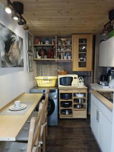 a small kitchen with a table and a stove at Privatzimmer Weideblick in Schnakenbek