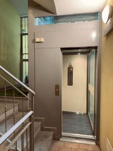 an elevator in a building with a door and stairs at Accogliente appartamento in centro Brescia in Brescia