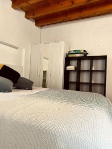 a bedroom with a large bed and a wooden ceiling at Accogliente appartamento in centro Brescia in Brescia