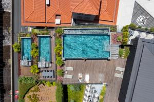 eine Draufsicht auf ein Schwimmbad in einem Gebäude in der Unterkunft Savoy Insular V by An Island Apart in Funchal