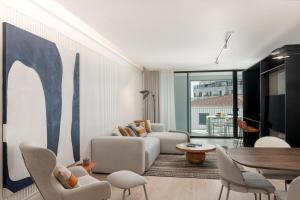 ein Wohnzimmer mit Sofa und Tisch in der Unterkunft Savoy Insular V by An Island Apart in Funchal