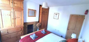 a bedroom with a bed with a red blanket at Meadvale - Lovely 3 Bed Victorian House in Reigate