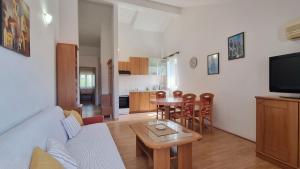 una sala de estar con un sofá y una mesa en Apartments Barbalic D, en Baška