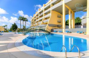 ein Schwimmbad vor einem Gebäude in der Unterkunft Mar à Vista Lagos in Lagos