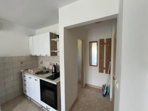 Kuchyňa alebo kuchynka v ubytovaní Apartmani Eva