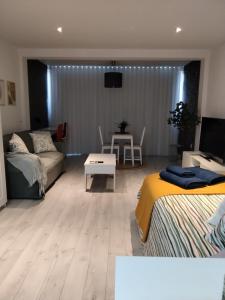 Televízia a/alebo spoločenská miestnosť v ubytovaní LOFT en playa paraíso
