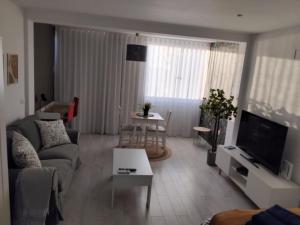 Televízia a/alebo spoločenská miestnosť v ubytovaní LOFT en playa paraíso
