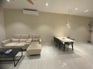 Posezení v ubytování Luxury Suite at Quill Residences