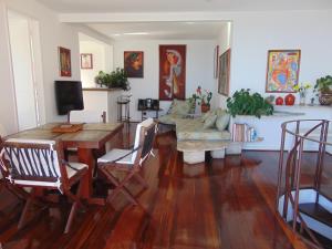 een woonkamer met een tafel en een bank bij Apartamento Ipanema in Rio de Janeiro