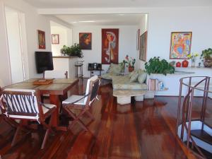 a living room with a table and a couch at Apartamento Ipanema in Rio de Janeiro